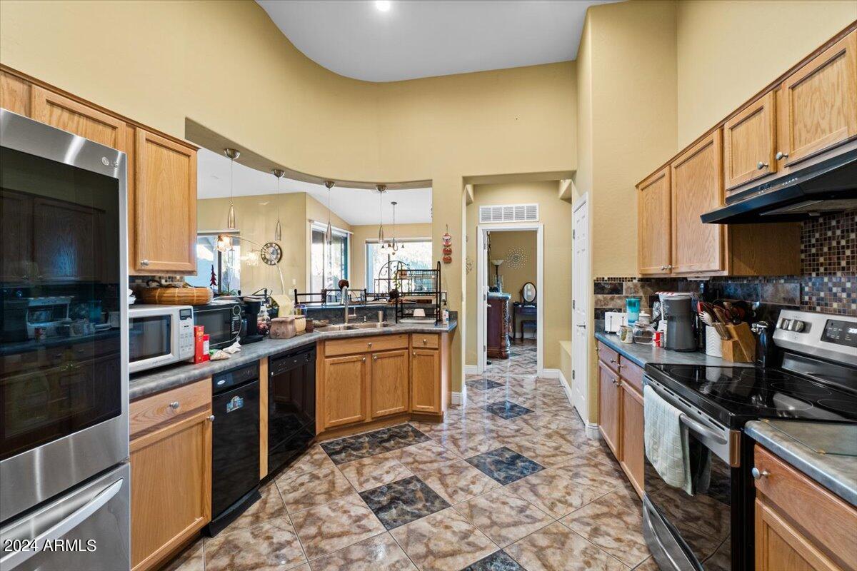 2116 West Harwell Rd. Phoenix, AZ 85041 - Photo 23 of 40 22-Kitchen