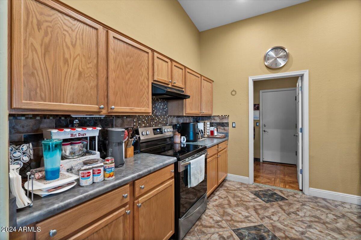 2116 West Harwell Rd. Phoenix, AZ 85041 - Photo 24 of 40 23-Kitchen
