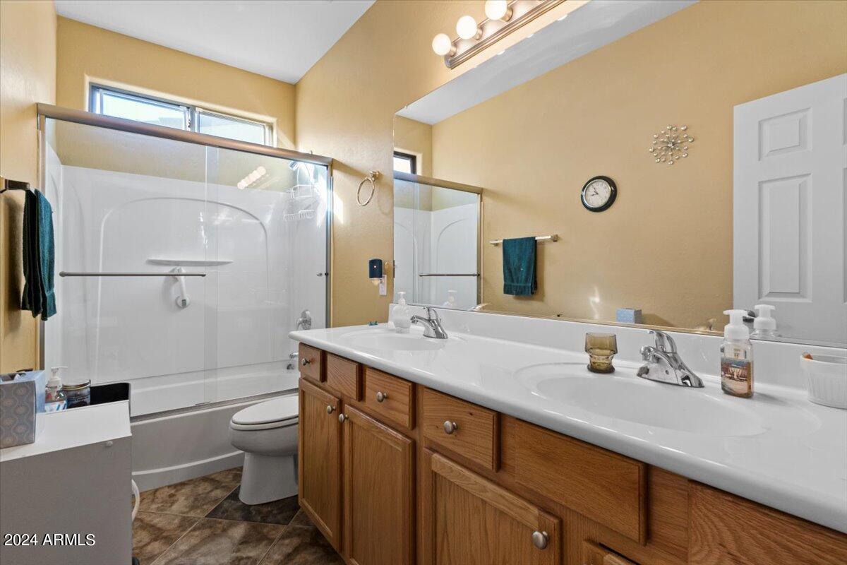 2116 West Harwell Rd. Phoenix, AZ 85041 - Photo 32 of 40 31-Full bath
