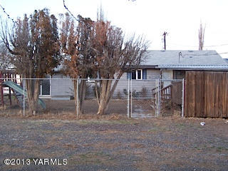 3900 Progressive Road Wapato, WA 98951 - Photo 4 of 14 a view of a house with a yard