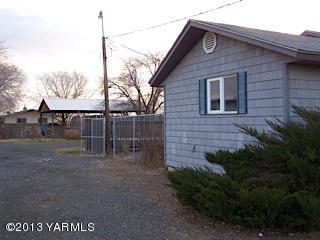3900 Progressive Road Wapato, WA 98951 - Photo 5 of 14 a backyard of a house with lots of green space