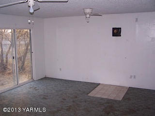 3900 Progressive Road Wapato, WA 98951 - Photo 8 of 14 an empty room with a ceiling fan and a window