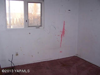 3900 Progressive Road Wapato, WA 98951 - Photo 9 of 14 an empty room with window