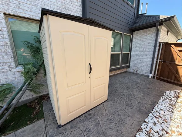 a view of a backyard