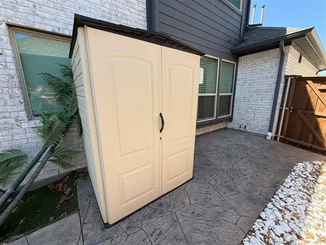 a view of a backyard