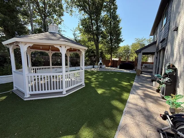 a view of a house with backyard and porch