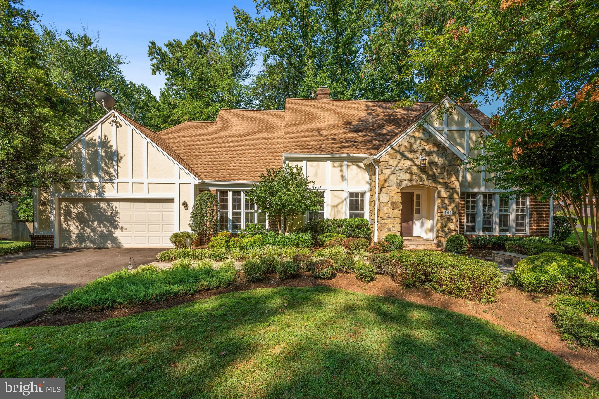 902 Ridge Drive McLean, VA 22101 - Photo 2 of 41 Beautiful Dutch Colonial in Langley Oaks