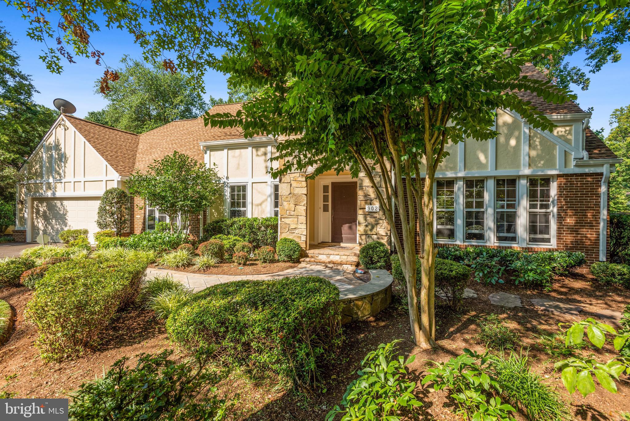 902 Ridge Drive McLean, VA 22101 - Photo 3 of 41 Exquisite Landscaping