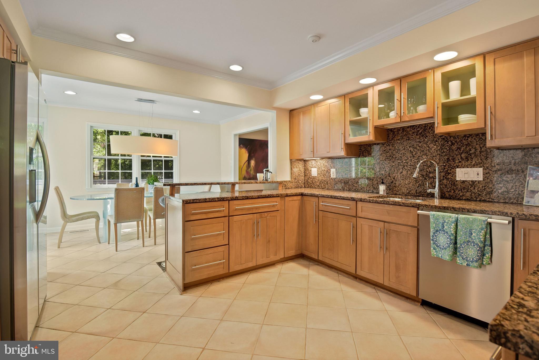 902 Ridge Drive McLean, VA 22101 - Photo 7 of 41 Bright Open Kitchen