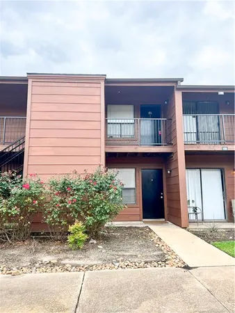 a view of a house with a yard and plants