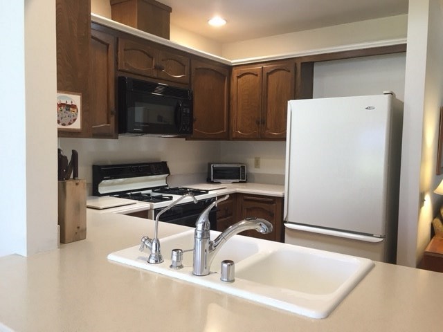 16297 Gabarda Road Rancho Bernardo, CA 92128 - Photo 5 of 25 Corian Counters - Gas Cook Top - Microwave.