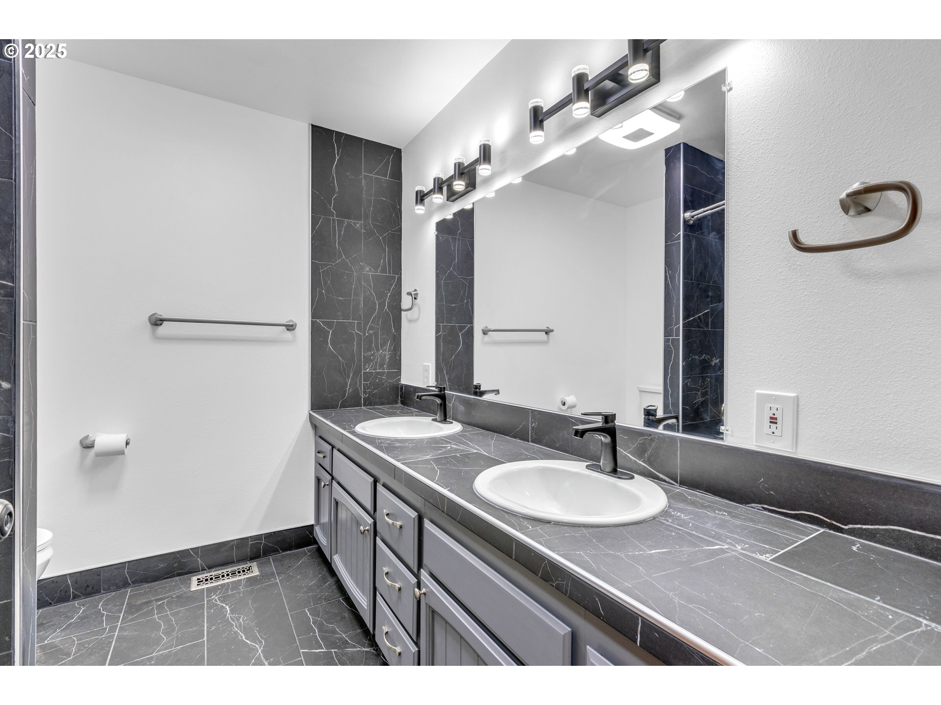 267 Mountain View Glide, OR 97443 - Photo 18 of 44