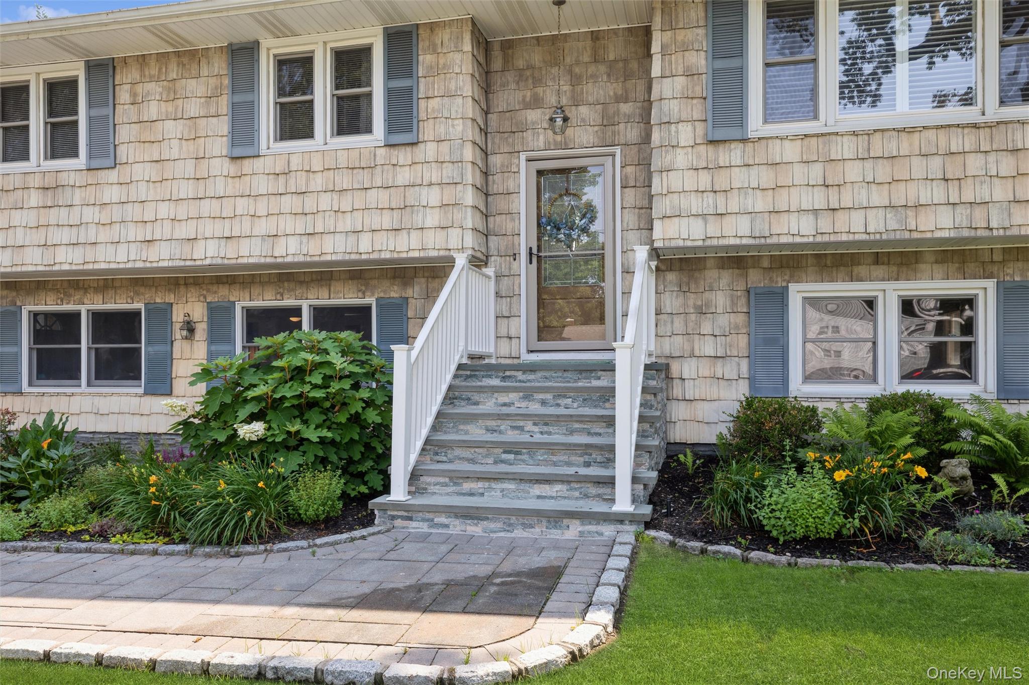 115 Clarendon Road Ronkonkoma, NY 11779 - Photo 3 of 45