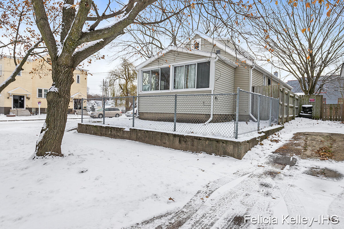 1038 Rathbone Street Southwest Wyoming, MI 49509 - Photo 2 of 10 IMG_1001