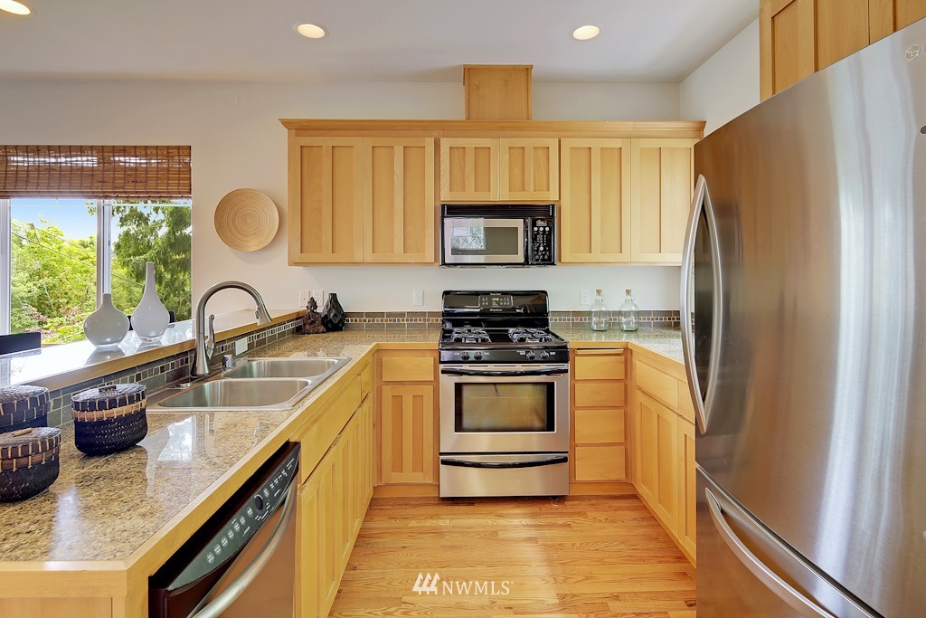 2476 Southwest Webster Street Seattle, WA 98106 - Photo 5 of 18 Gallery Image 5