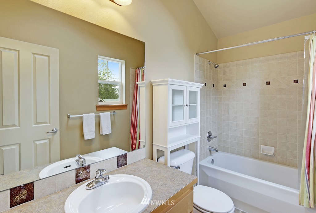 2476 Southwest Webster Street Seattle, WA 98106 - Photo 8 of 18 Gallery Image 8
