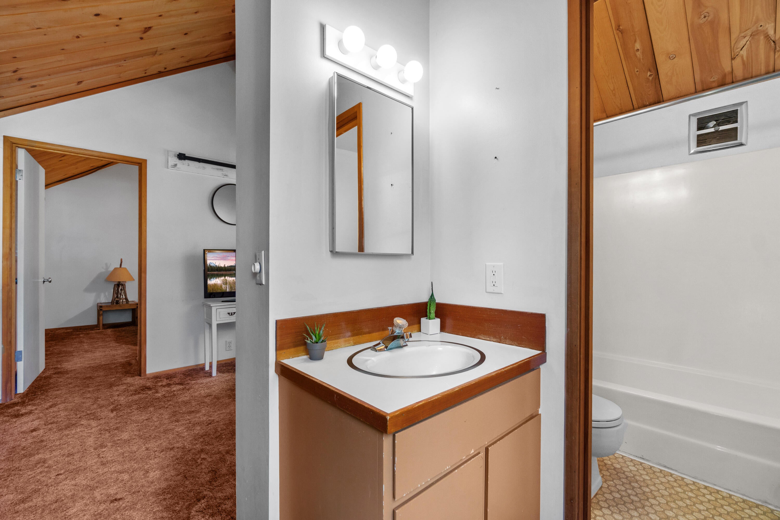57488 Ranch Cabin Road, Unit 27 Sunriver, OR 97707 - Photo 17 of 21 Upstairs Bathroom