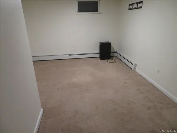 $2,600 | 17 Chimney Lane, Bay Shore, NY 11706