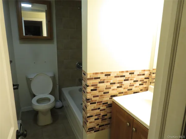 $2,600 | 17 Chimney Lane, Bay Shore, NY 11706