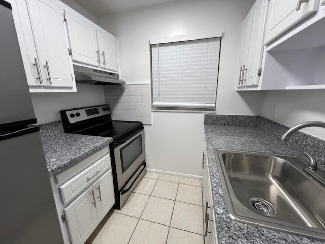 523 South K Street, Unit 7 Lake Worth Beach, FL 33460 - Photo 6 of 14 IMG_9141jpg