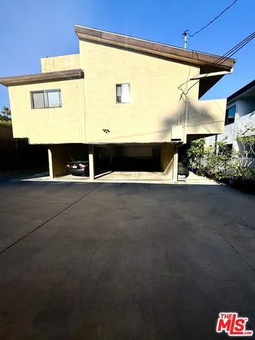 a view of an outdoor space