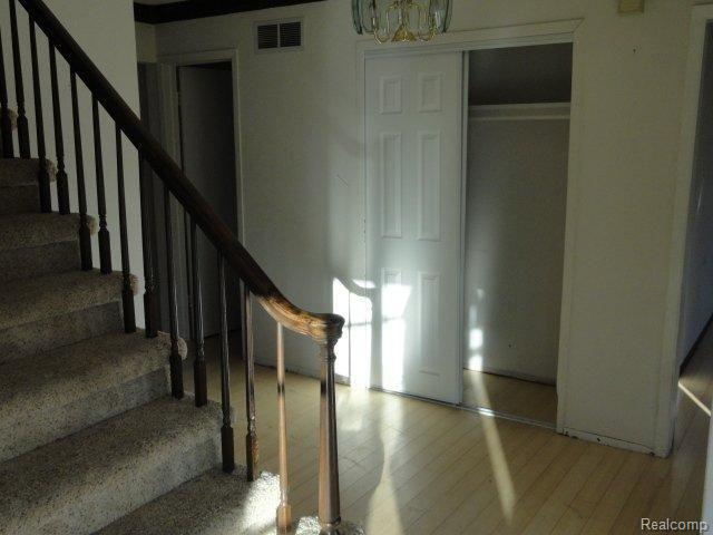 643 Abbey Court Rochester, MI 48307 - Photo 6 of 9 261-966296 Staricase