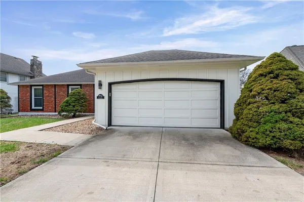 $440,000 | 9912 Knox Drive, Overland Park, KS 66212