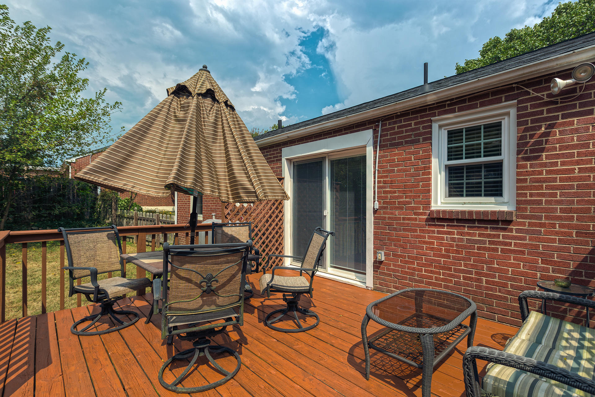 241 Knoll Road Roanoke, VA 24019 - Photo 13 of 18 a view of a patio with table and chairs with wooden floor and fence