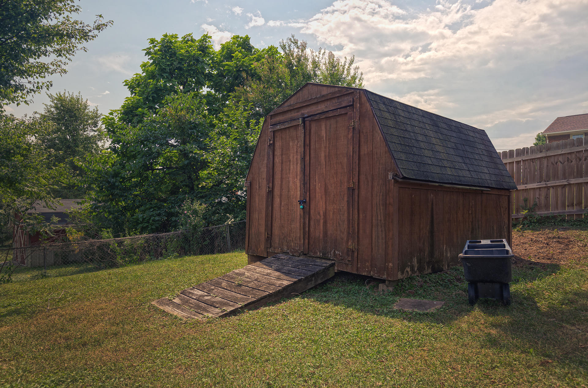 241 Knoll Road Roanoke, VA 24019 - Photo 16 of 18 a backyard of a house