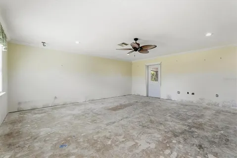 a view of a big room with closet and windows