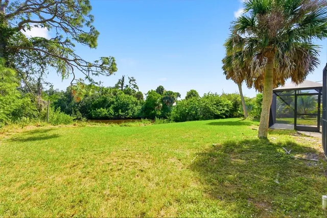 a view of yard with green space