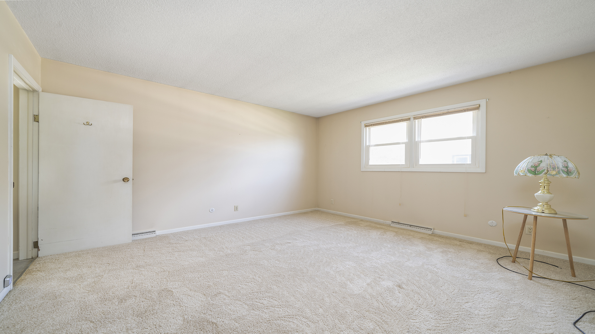 861 Riverside Drive Dixon, IL 61021 - Photo 15 of 33 an empty room with windows