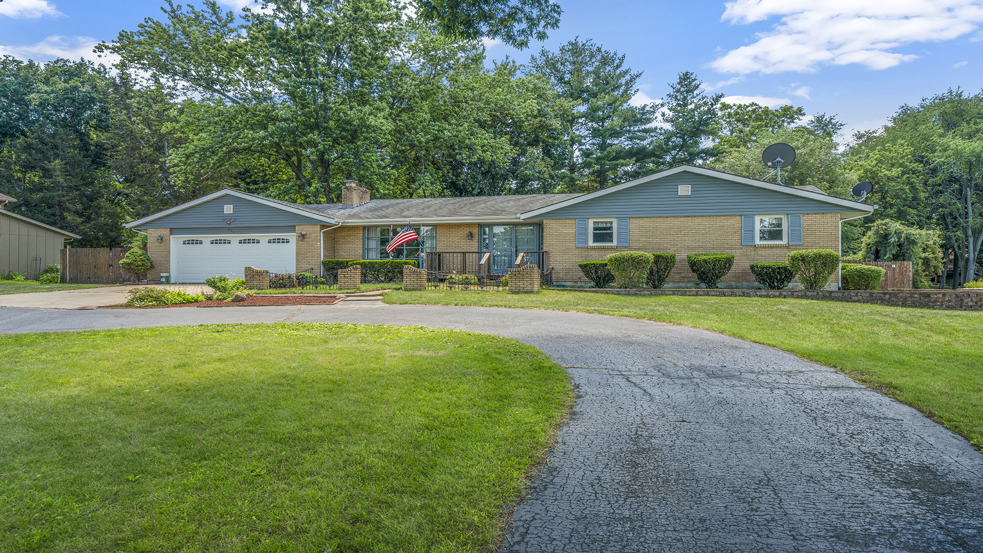 861 Riverside Drive Dixon, IL 61021 - Photo 2 of 33 a front view of a house with a yard and trees