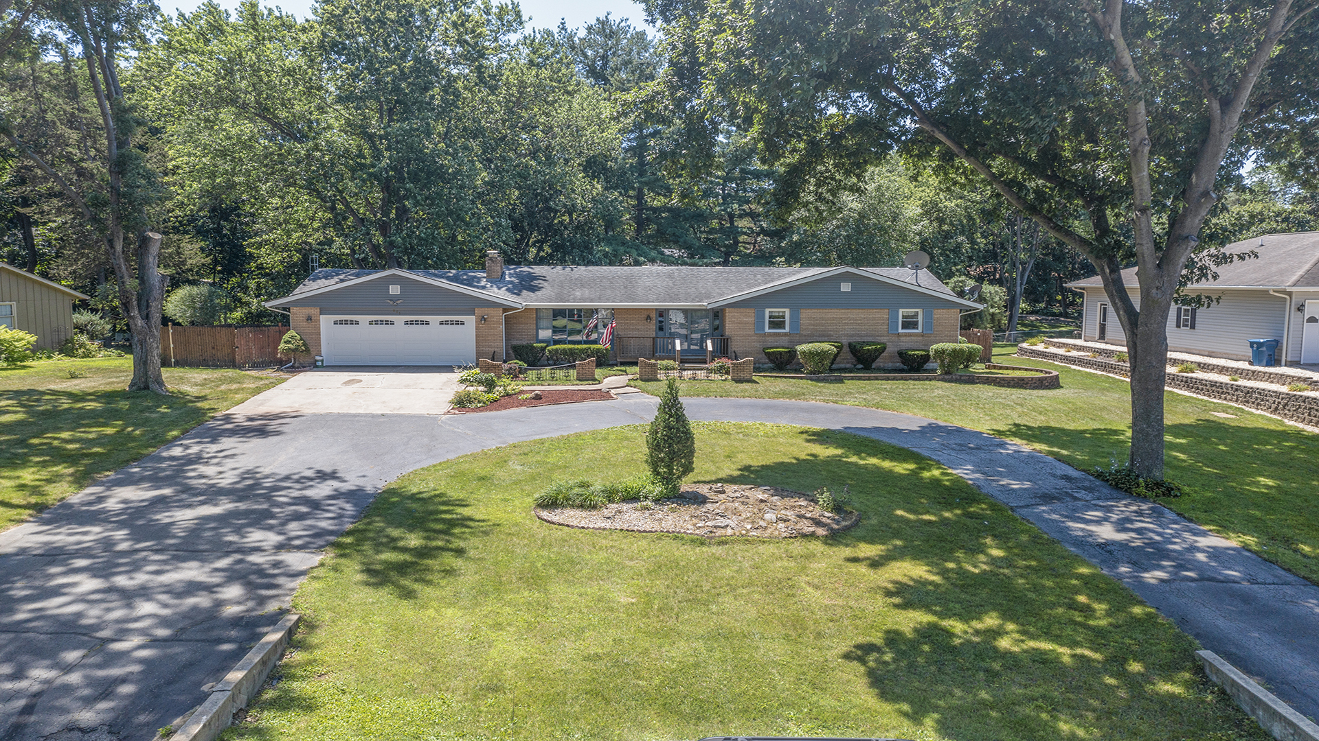 861 Riverside Drive Dixon, IL 61021 - Photo 31 of 33 a front view of a house with garden