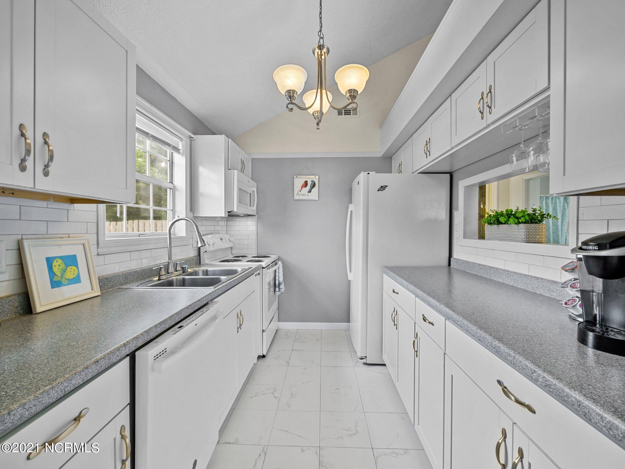 2046 Foxhorn Road Jacksonville, NC 28546 - Photo 13 of 37 Kitchen