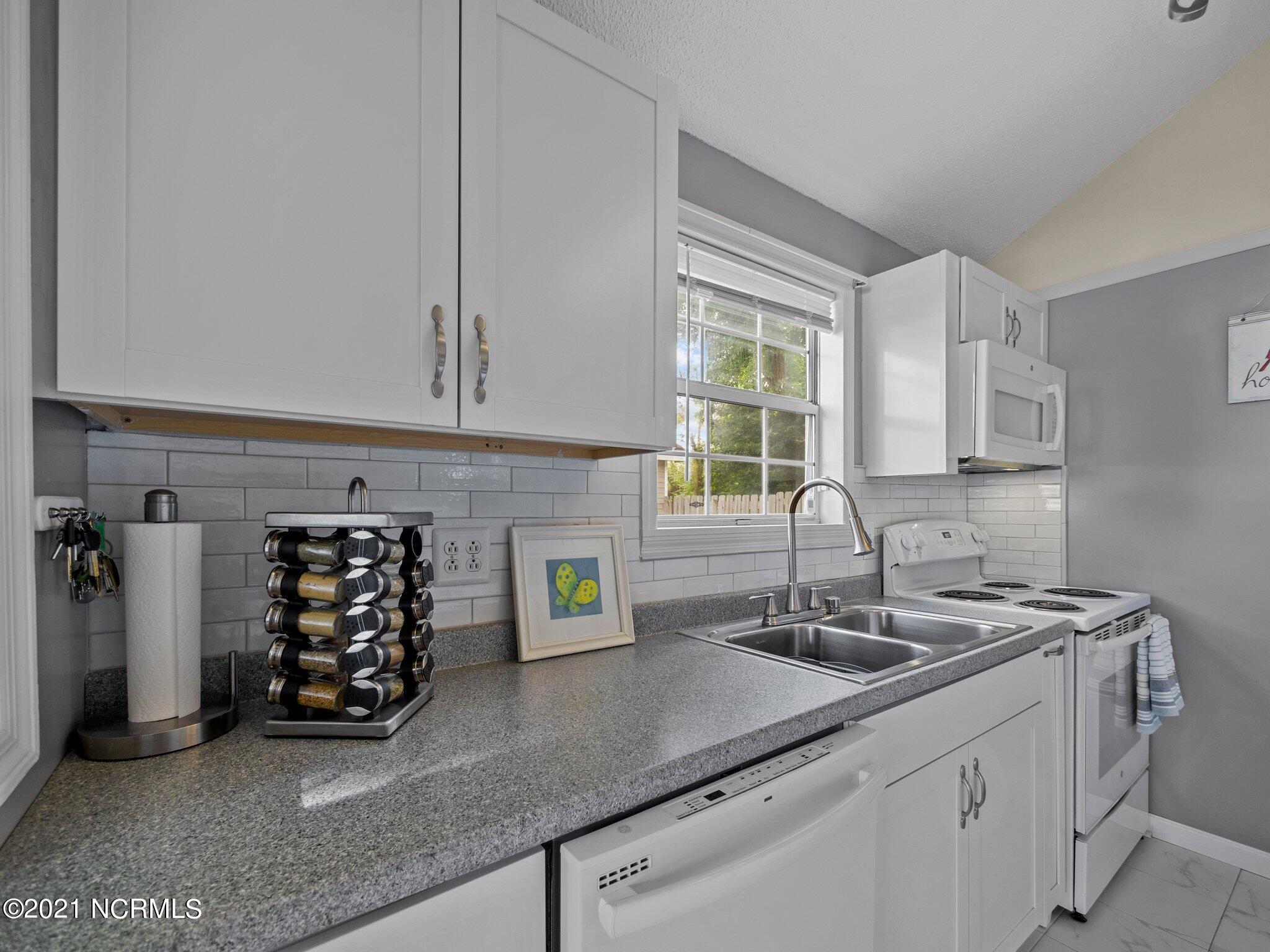 2046 Foxhorn Road Jacksonville, NC 28546 - Photo 15 of 37 Kitchen