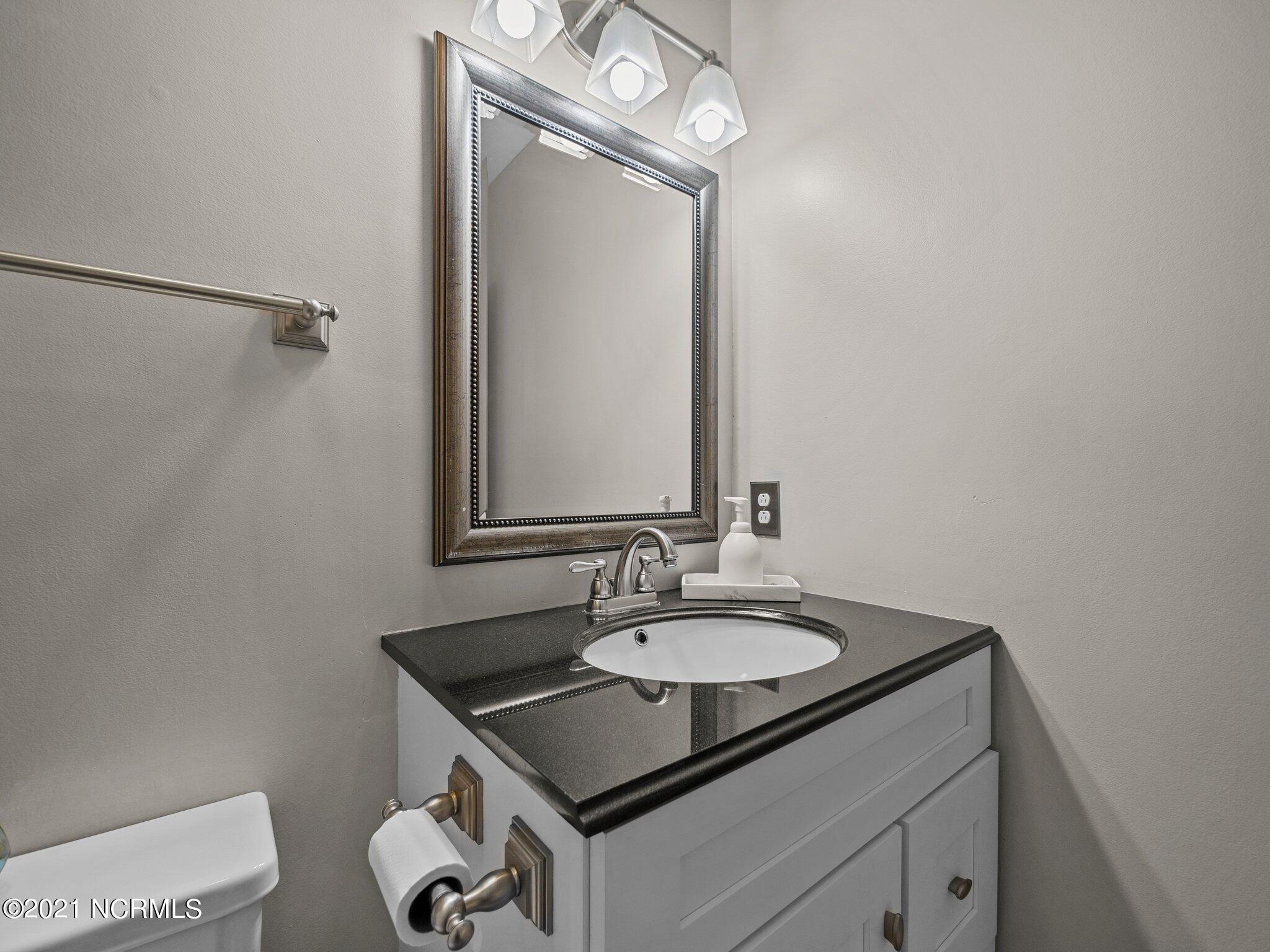 2046 Foxhorn Road Jacksonville, NC 28546 - Photo 24 of 37 Full Bathroom #1