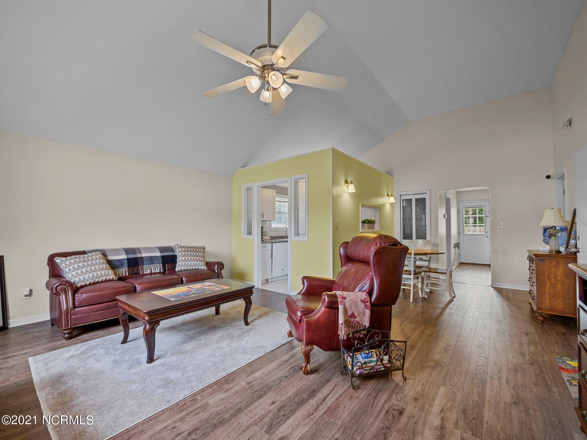 2046 Foxhorn Road Jacksonville, NC 28546 - Photo 6 of 37 Living Room