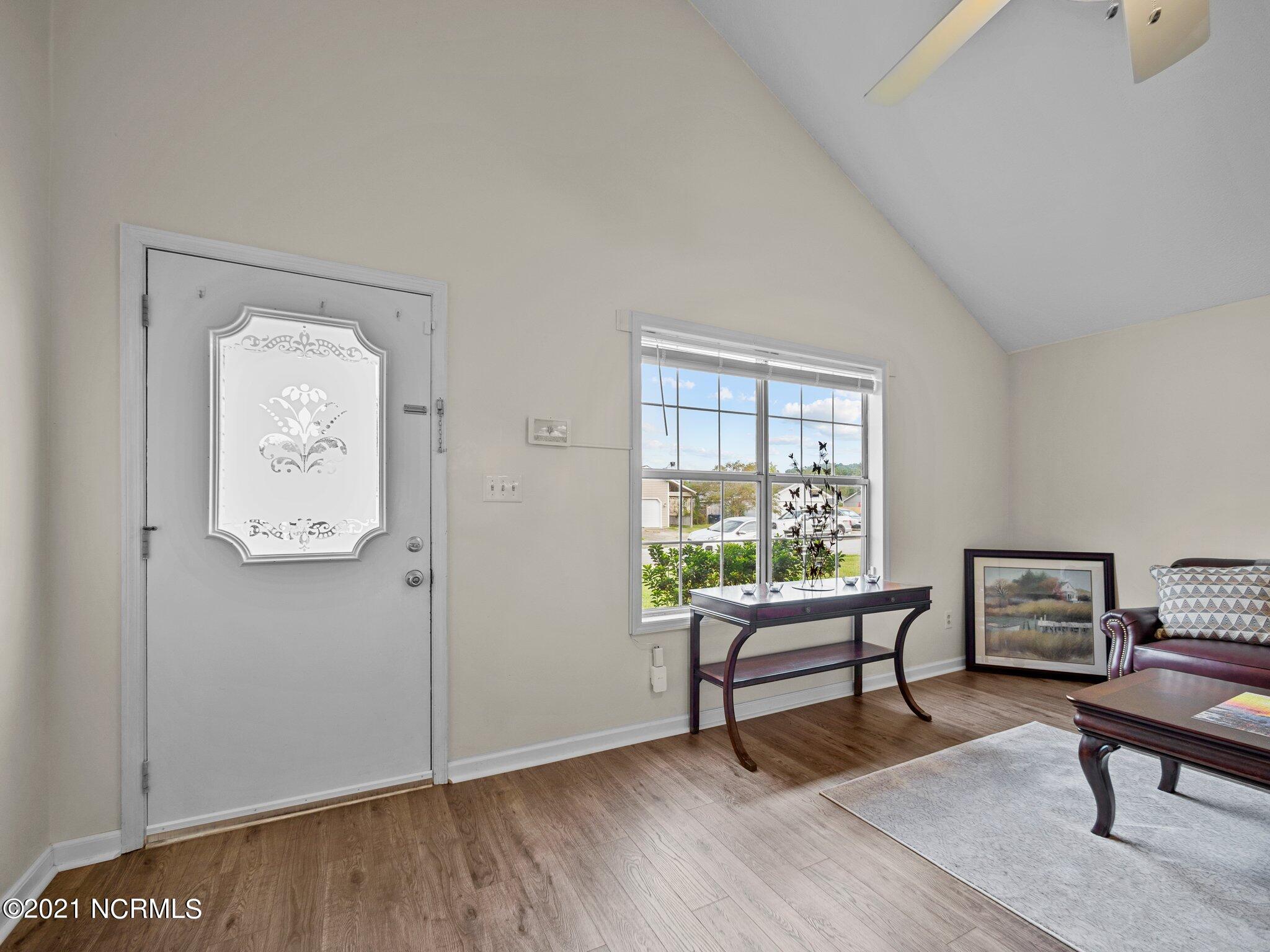 2046 Foxhorn Road Jacksonville, NC 28546 - Photo 10 of 37 Living Room