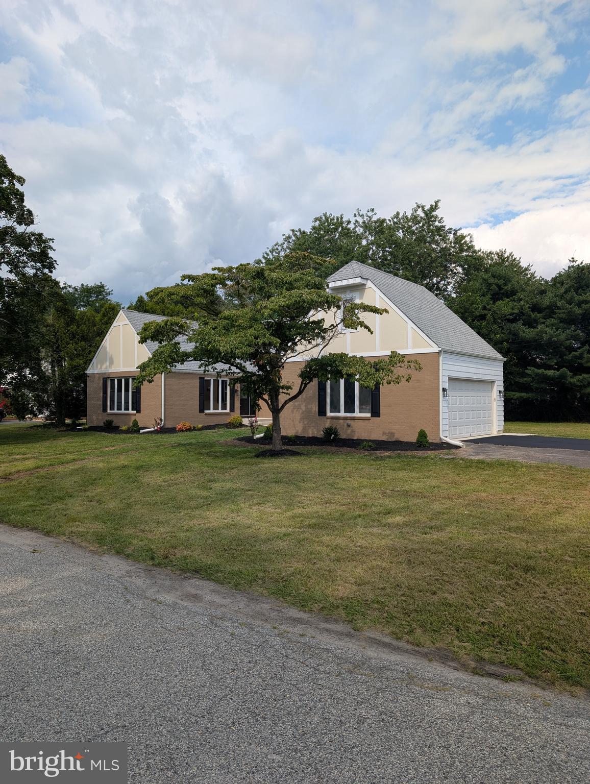 1037 Queens Road Vineland, NJ 08361 - Photo 3 of 40 a front view of a house with a garden
