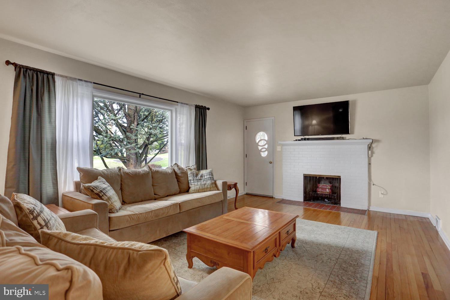 709 Hampton Court Road Harrisburg, PA 17112 - Photo 2 of 32 Living Room