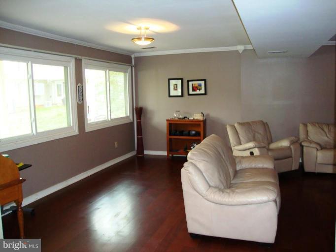 12308 St James Road Potomac, MD 20854 - Photo 3 of 30 Living Room
