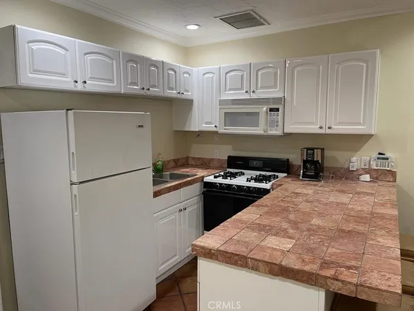 $2,800 | 4910 Brewster Drive, Unit 2, Tarzana, CA 91356