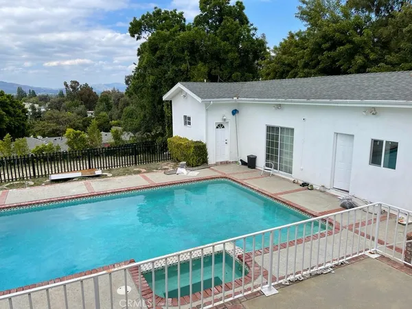 $2,800 | 4910 Brewster Drive, Unit 2, Tarzana, CA 91356