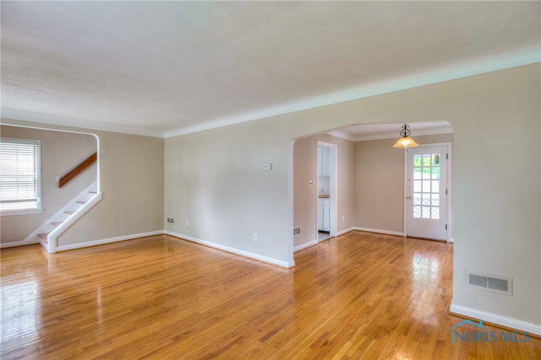 3319 Aldringham Road Toledo, OH 43606 - Photo 8 of 19 Living Room
