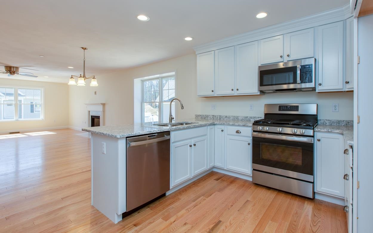 13 Redwood Road Pelham, NH 03076 - Photo 4 of 33