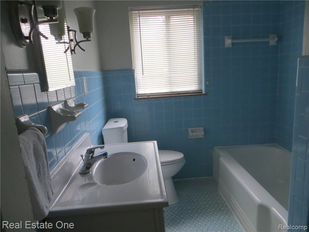 21322 Inkster Road Southfield, MI 48033 - Photo 10 of 24 First Floor Full Bath