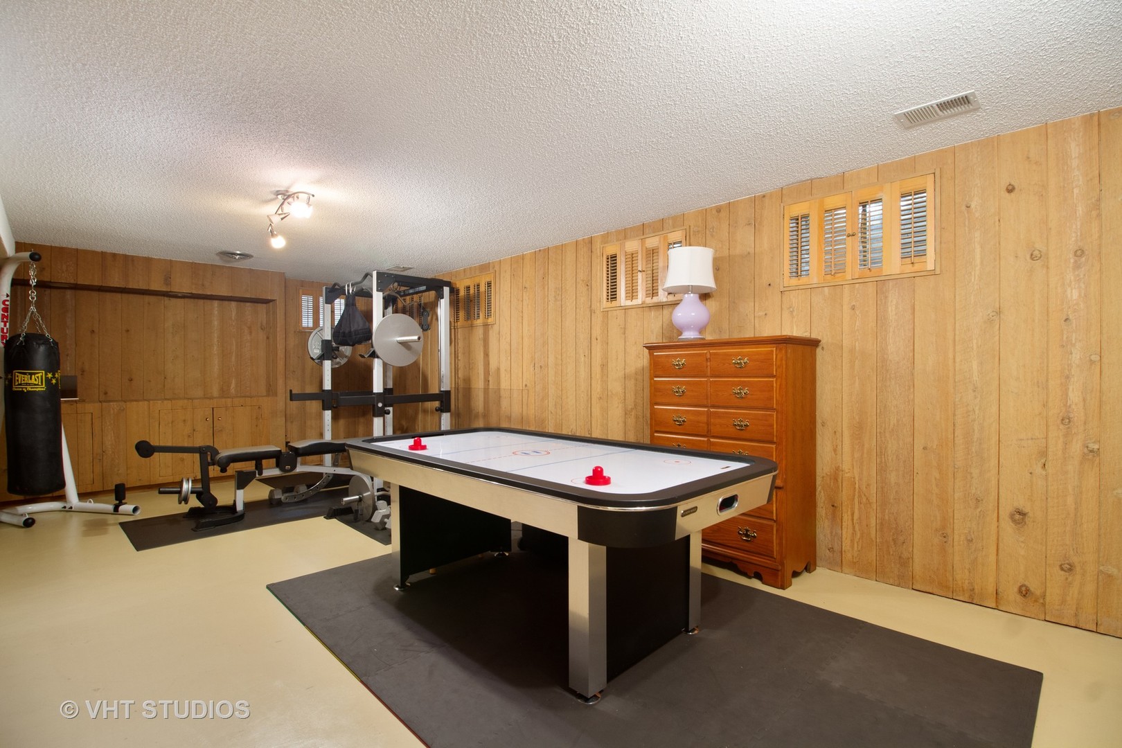 517 Aberdeen Road Frankfort, IL 60423 - Photo 27 of 30 a kitchen that has a stove and a table