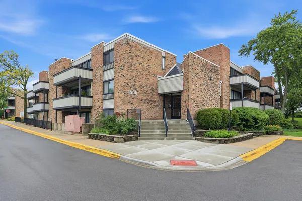 $175,000 | 1806 Hemlock Place, Unit 102, Schaumburg, IL 60173