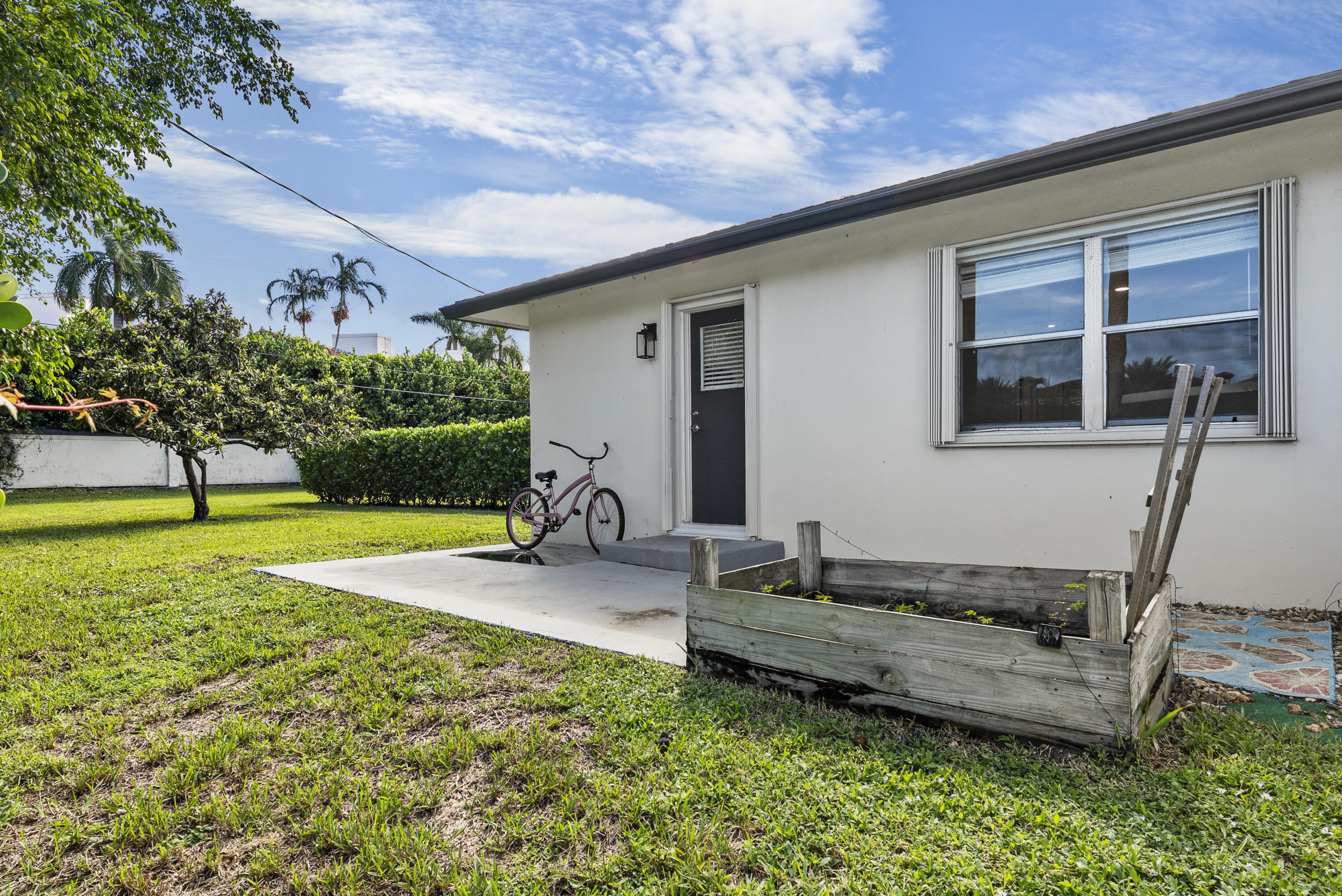 632 Allen Avenue, Unit 1 Delray Beach, FL 33483 - Photo 15 of 16 a view of a house with backyard and sitting area